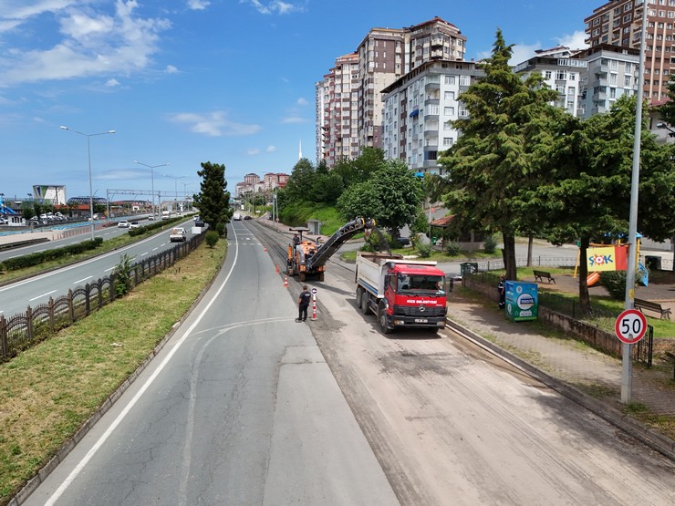 RİZE\'DE SAHİL YOLU YENİLENİYOR ÇALIŞMALARI HIZ KESMEDEN DEVAM EDİYOR