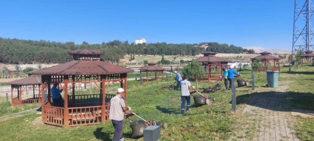 ADIYAMAN BELEDİYESİ’NDEN YAZ AYLARINDA YEŞİL ALANLARA ÖZEL BAKIM