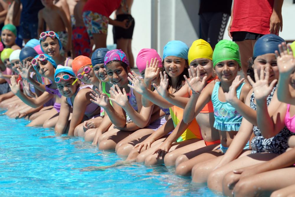 ÇUKUROVA’DA HAVUZLAR ÇOCUKLARLA ŞENLENDİ