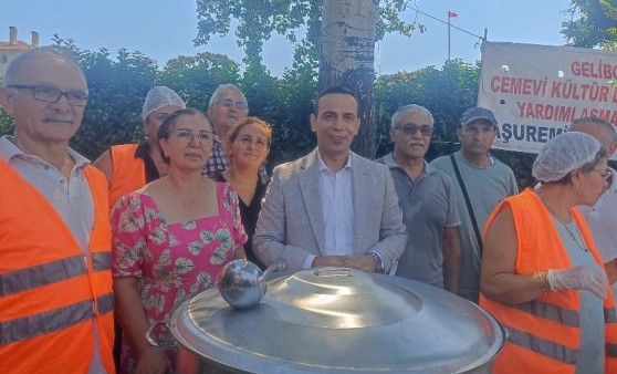 GELİBOLU CEMEVİNDEN VATANDAŞLARA AŞURE İKRAMI