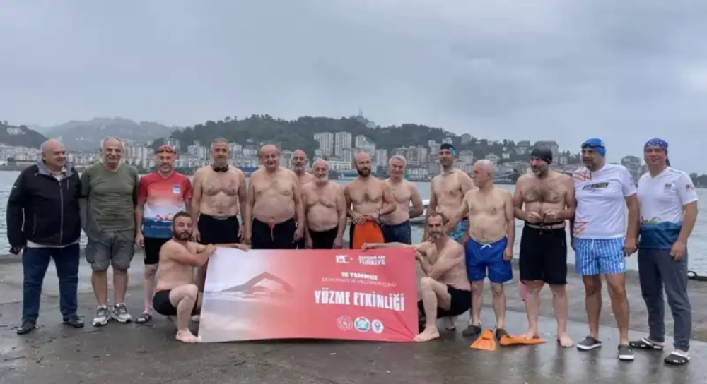 15 TEMMUZ ŞEHİTLERİ İÇİN KARADENİZ\'İN DALGALARINA MEYDAN OKUDULAR