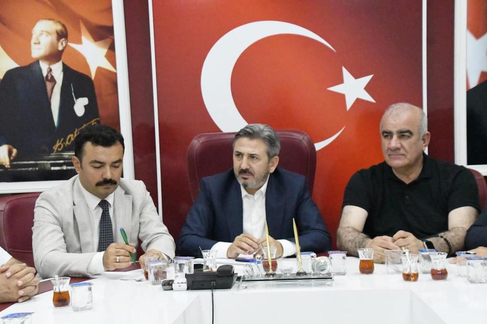 BAKAN YARDIMCISI AHMET AYDIN KAHTA’DA MUHTARLARLA BULUŞTU