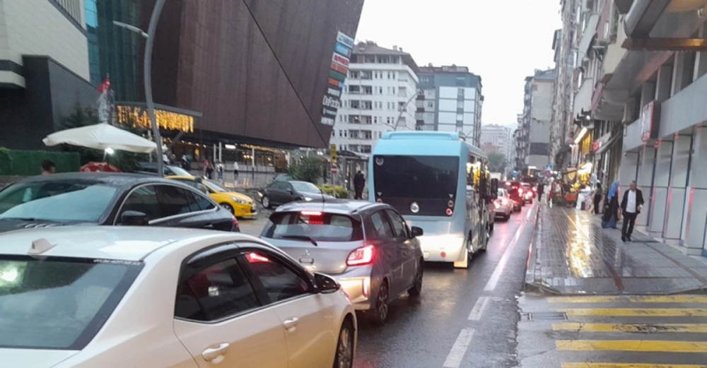 RİZE\'DE TRAFİK SORUNU: ÇÖZÜM BEKLEYEN ŞİKAYETLER BÜYÜYOR