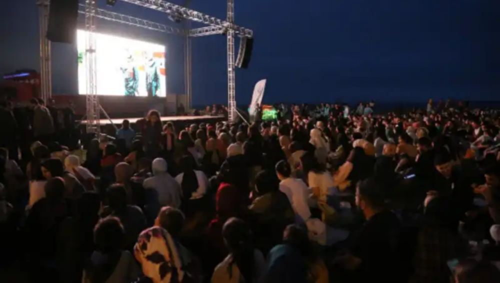 RİZE SAHİLİ\'NDE AÇIK HAVA SİNEMA KEYFİ