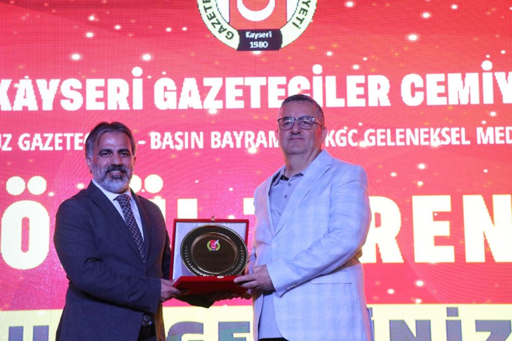 BAŞKAN BÜYÜKKILIÇ’A KAYSERİ BASININDAN TEŞEKKÜR PLAKETİ