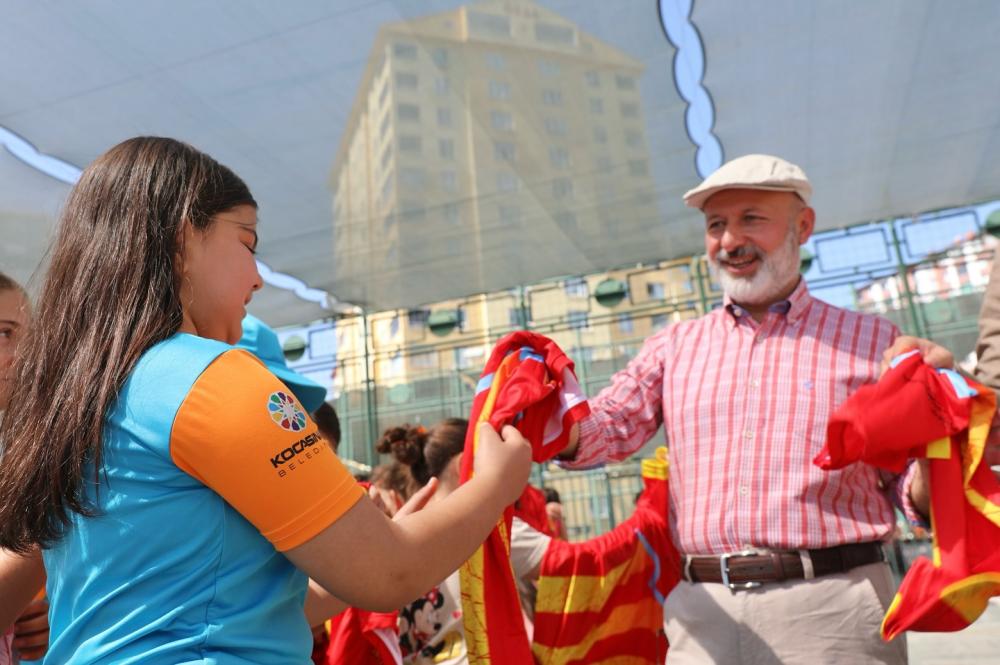 BAŞKAN ÇOLAKBAYRAKDAR YAZ OKULLARINDA ÇOCUKLARLA BULUŞTU