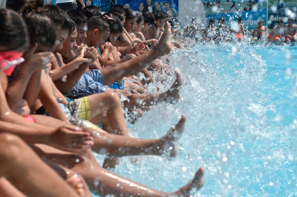 SEYHAN\'DA ÇOCUKLAR HEM SERİNLİYOR HEM DE YÜZME ÖĞRENİYOR