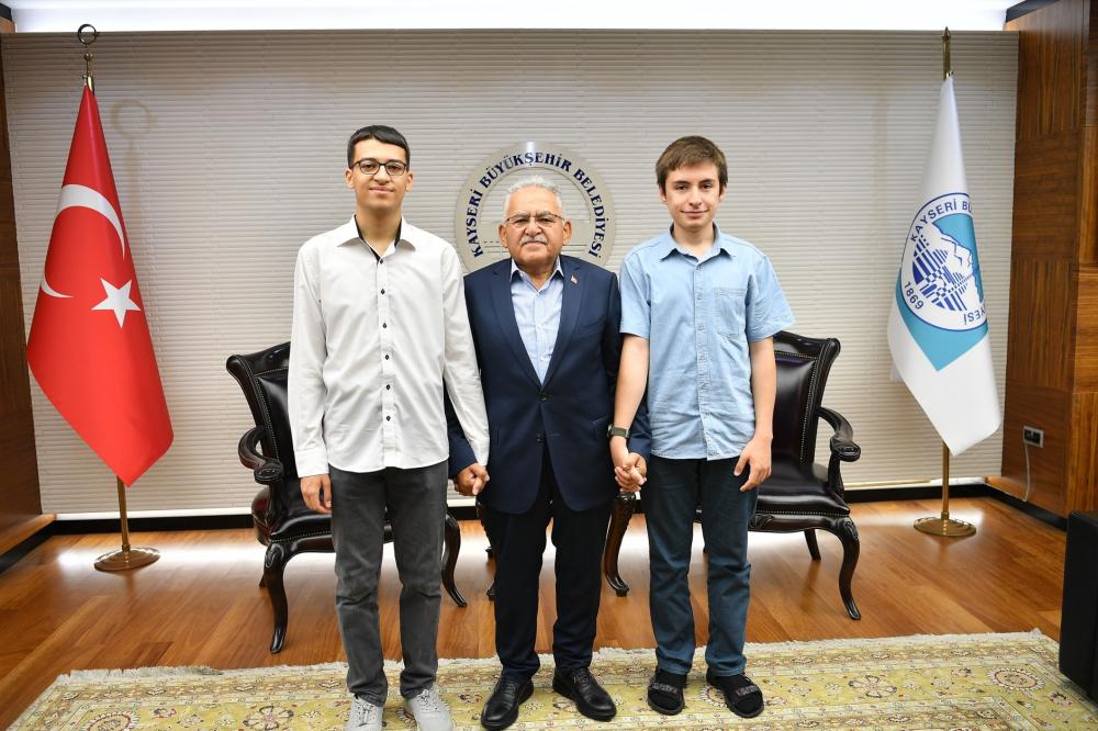 BAŞKAN BÜYÜKKILIÇ’TAN YKS’DE TÜRKİYE DERECESİ YAPAN ÖĞRENCİLERE TAM DESTEK