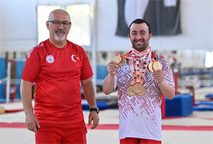 İzmirli özel sporcu Öztürk’ten tarihi başarı İstiklal Marşı’nı yedi kez okuttu, Türkiye’nin gururu oldu
