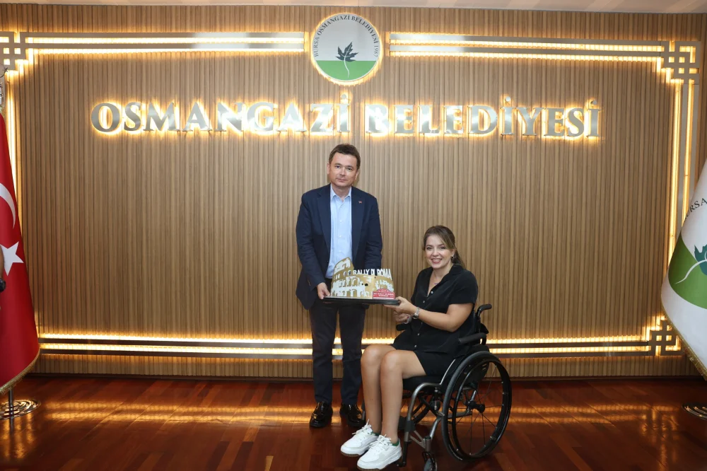OSMANGAZİ’NİN BAŞARILI PİLOTU KUPAYI BAŞKAN AYDIN’LA PAYLAŞTI