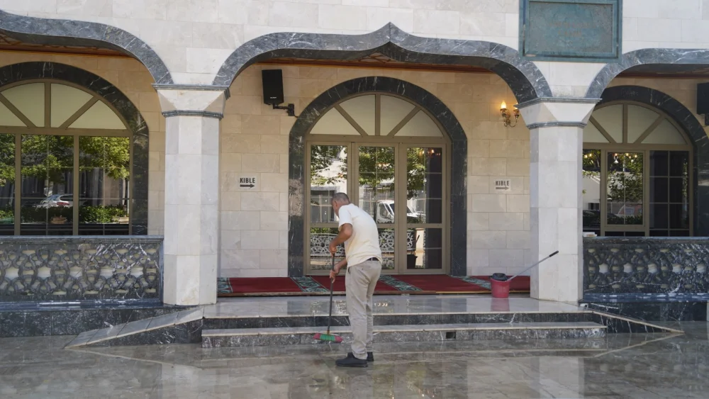 YUNUSEMRE’DE İBADETHANELERDE KAPSAMLI TEMİZLİK ÇALIŞMASI