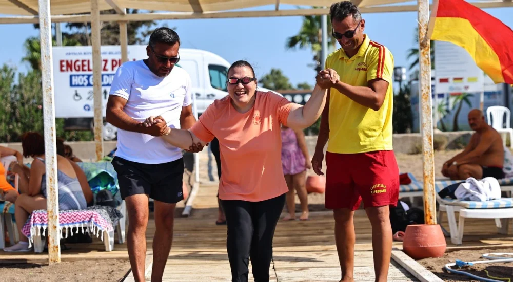 Engelsiz Plajda denize kolay ulaşım
