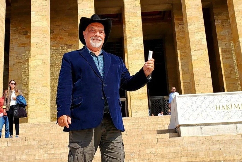 AMERİKA’DA TÜRK GENÇLERİ YASTA: EFSANE HOCA İÇİN DUALAR EDİLİYOR