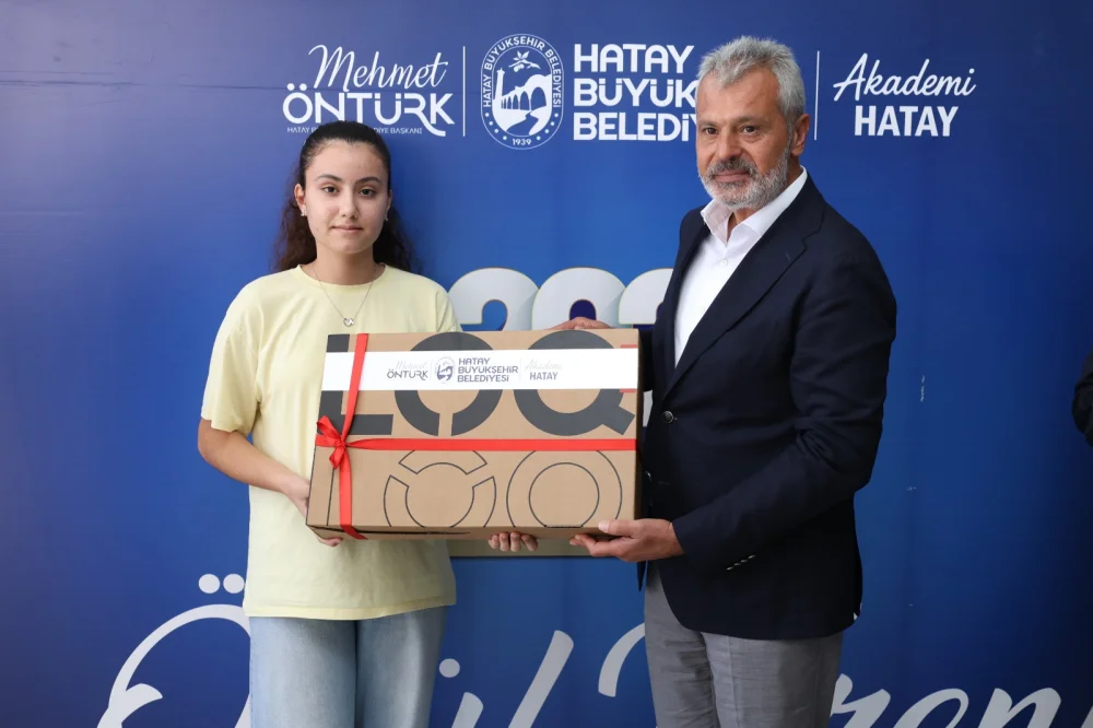 HATAY’IN BAŞARILI GENÇLERİ ÖDÜLLERİNİ BAŞKAN ÖNTÜRK’TEN ALDI