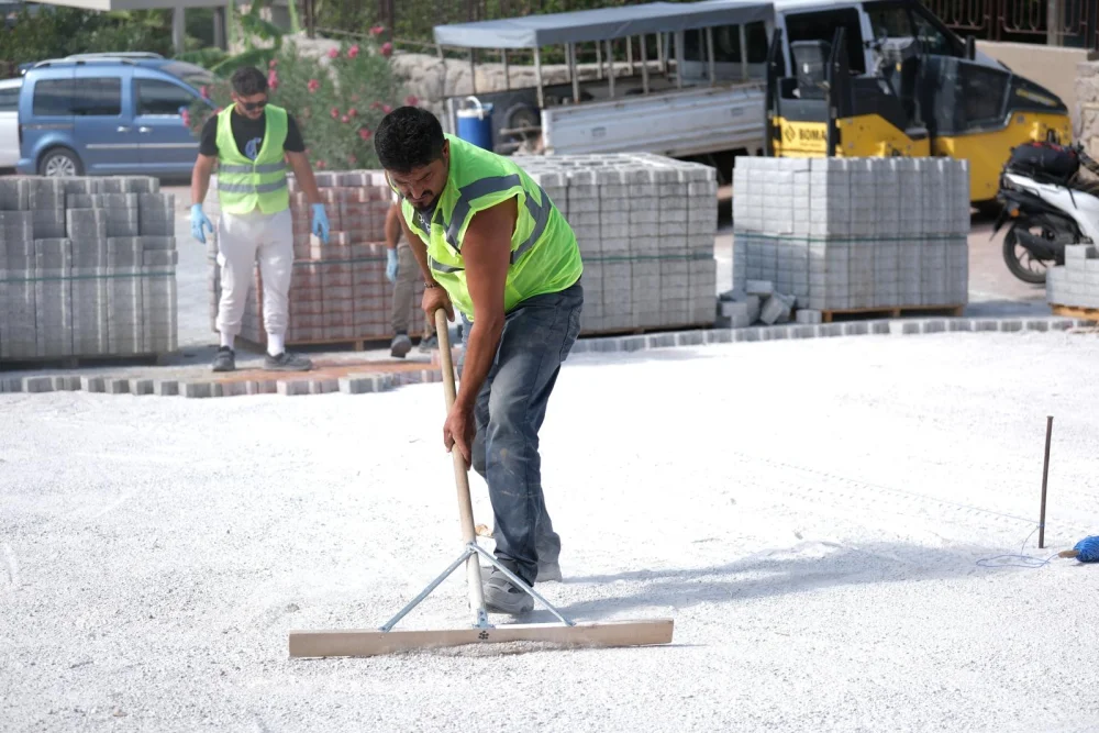 PARKE YOL ÇALIŞMALARI SÜRÜYOR