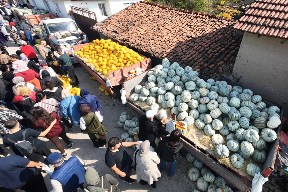 KIZILİNLER’DE BAL KABAĞI BEREKETİ  PANAYIR YOLUNDA ARAÇ KUYRUKLARI OLUŞTU  BİNLERCE ESKİŞEHİRLİ PANAYIRDA BULUŞTU