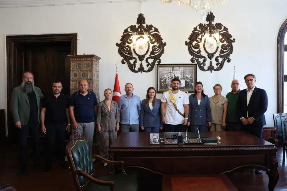 Başkan Vekili Özdemir ve Başpehlivan Erkan Taş Edirne Belediyesi’ni ziyaret etti
